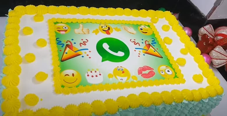 Bolo com Tema Whatsapp para Aniversário